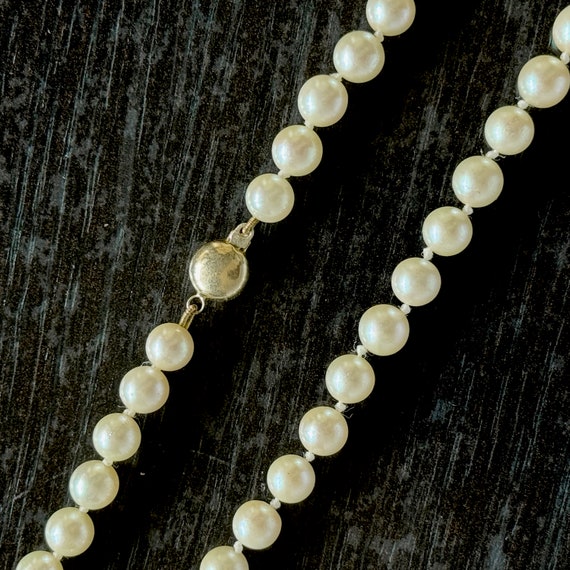 Dainty strand of Japanese round cultured pearls - image 2