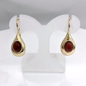 Brincos de ouro feitos à mão com granada cabochão