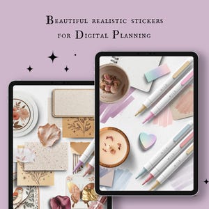 Pode incluir: Adesivos para planejador digital com uma variedade de designs, incluindo padrões florais, botânicos e abstratos. Os adesivos são de várias cores, incluindo rosa, azul, verde e marrom. Os adesivos são mostrados na tela de um tablet digital.