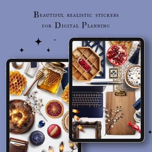 Könnte beinhalten: Der Bildschirm eines digitalen Tablets zeigt eine Vielzahl realistischer Sticker für die digitale Planung. Die Sticker umfassen Waben, ein Honigglas, einen Granatapfel, eine kleine Holzkiste, einen Laptop, eine Klemmbrett und einen Zweig weißer Blumen.
