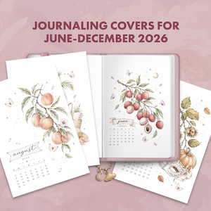 Könnte beinhalten: Ein Set von Journal-Einbänden für Juni bis Dezember 2026 mit Aquarellillustrationen von Pfirsichen, Litschis und Kürbissen. Die Seiten zeigen Monatskalender mit botanischen Motiven, Schmetterlingen und einer Maske neben einem rosa Notizbuch.