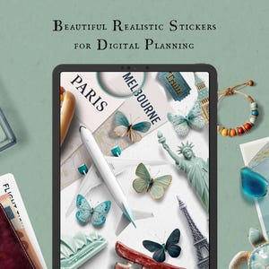 Könnte beinhalten: Ein digitaler Planer mit einer Vielzahl von Stickern, die Reiseziele, Schmetterlinge und einen Kompass zeigen. Die Sticker sind in verschiedenen Farben, darunter Blau, Grün, Rot und Weiß. Der Planer ist auf einer Seite geöffnet, auf der die Wörter "Paris" und "Melbourne" stehen.