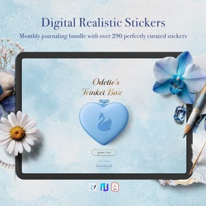 Może przedstawiać: Cyfrowa kompozycja z tabletem wyświetlającym "Digital Realistic Stickers" i "Odette's Trinket Box". Tablet pokazuje niebieską szkatułkę w kształcie serca z motywem łabędzia. Elementy kwiatowe i ołówek otaczają tablet.