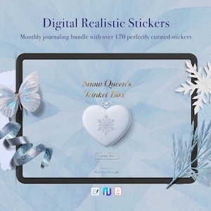 Könnte beinhalten: Bild von Digital Realistic Stickers. Das Bild zeigt ein digitales Tablet mit dem Text "Snow Queen's Trinket Box". Ein weißes Herz mit Schneeflockenmuster, ein Schmetterling und eine Schneeflocke sind ebenfalls zu sehen. Das Bild hat ein blaues und weißes Farbschema.
