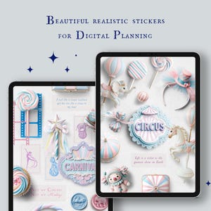 Könnte beinhalten: Zwei digitale Planer-Bildschirme, die farbenfrohe, skurrile Aufkleber mit einem Zirkus- und Karnevals-Thema zeigen. Die Aufkleber beinhalten ein Karussellpferd, ein gestreiftes Zelt, einen Zuckerstock, einen Sternenstab und ein Schild mit der Aufschrift "Karneval".