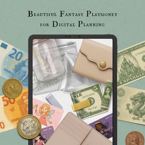 Könnte beinhalten: Eine Sammlung von Fantasy-Spielgeld mit einem Schloss, einem Drachen, einem Einhorn und einer Fee. Das Spielgeld ist auf grünem Papier mit goldenen Akzenten gedruckt. Das Spielgeld ist auf einem grünen Hintergrund angeordnet, auf dem ein Tablet-Bildschirm eine Nahaufnahme des Spielgelds zeigt.