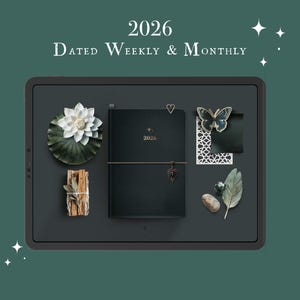 Puede incluir: Una agenda semanal y mensual fechada en 2026 de color verde oscuro con una mariposa, una flor blanca y otros elementos decorativos. La agenda está cerrada con una cuerda dorada. El fondo es verde oscuro.