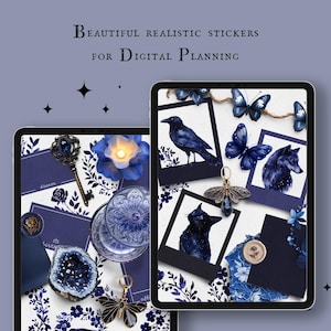 Peut inclure: Un écran de planificateur numérique affichant des autocollants réalistes en aquarelle bleus et noirs. Les autocollants comprennent un corbeau, un loup, des papillons, une clé, un cristal, un chat et une abeille. Le texte "BEAUTIFUL REALISTIC STICKERS FOR DIGITAL PLANNING" est en haut de l'écran.