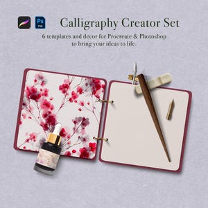 Puede incluir: Un juego de creación de caligrafía con un cuaderno, un bolígrafo y un frasco de tinta. El cuaderno está abierto, mostrando un diseño floral en un lado y páginas en blanco en el otro. El juego incluye un bolígrafo de caligrafía, un pequeño frasco de tinta y un bolígrafo pequeño. El texto dice "Calligraphy Creator Set".
