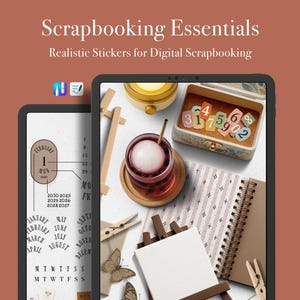 Puede incluir: Escena de scrapbooking digital con el texto "Scrapbooking Essentials". La imagen muestra una tableta, una bebida, una pequeña caja de madera con números, un cuaderno y otros elementos decorativos.