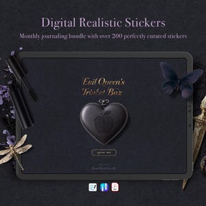 Könnte beinhalten: Digital Realistische Sticker, monatliches Journaling-Bundle mit über 200 Stickern. Das Bild zeigt ein Tablet mit dem Text "Evil Queen's Trinket Box" und einen herzförmigen Anhänger. Ein Schmetterling, ein Dolch und florale Elemente umgeben das Tablet.