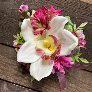Pin de orquídea Cymbidium blanca en ramillete