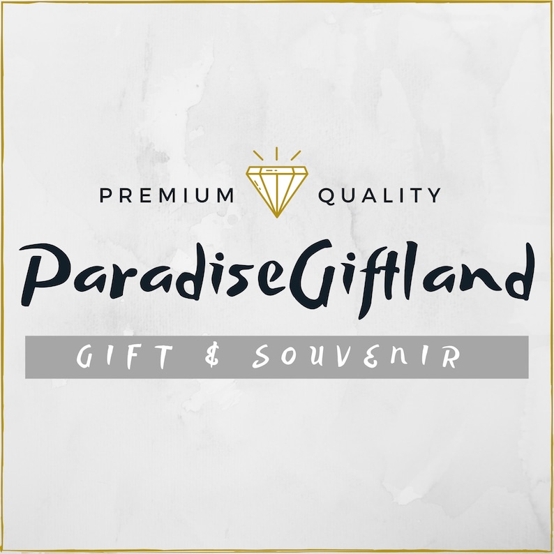 Może przedstawiać: Logo sklepu z pamiątkami o nazwie "Paradise Giftland" z napisami "Premium Quality" i "Gift & Souvenir" pod logo. Logo przedstawia diament z złotą obw&oacute;dką i złotą gwiazdą nad nim.
