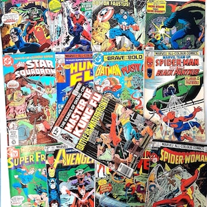 Può includere: Una collezione di dodici fumetti vintage con vari supereroi tra cui Spider-Man, Captain America, Doctor Strange e Black Panther, con copertine illustrate a colori che mostrano scene d'azione e titoli di fumetti in grassetto.