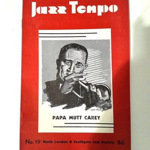 Puede incluir: Una portada de revista vintage roja con el título "Jazz Tempo" en blanco. Presenta una ilustración en blanco y negro de un músico tocando un instrumento de viento, con el nombre "PAPA MUTT CAREY" debajo. También es visible el texto "No. 19 North London & Southgate Jazz Society".