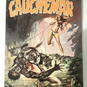 Könnte beinhalten: Vintage Comic-Cover mit dem Titel "Cauchemar" und einem Totenkopf-Logo. Die Illustration zeigt eine Frau, die Ketten hält, die an Wölfen befestigt sind, die einen Mann angreifen. Das Kunstwerk ist in Braun-, Orange- und Grautönen gehalten.