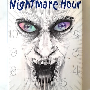 Puede incluir: Un libro de bolsillo titulado "Nightmare Hour" de R.L. Stine. La portada presenta una cara grotesca con manecillas y números de reloj. El título es azul y el lema dice "Time for Terror".