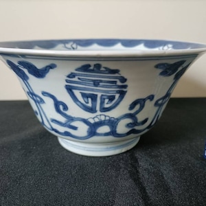 An antique Chinese porcelain Klapmuts Bowl, Kangxi period, around 1720.