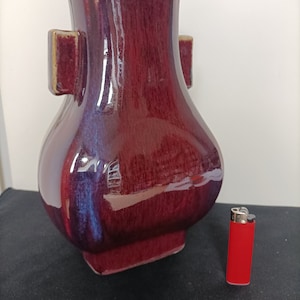 Un gran jarrón Hu de porcelana china flameado en color sangre de buey
