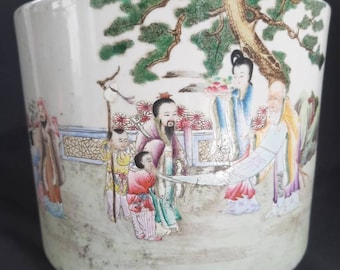 A large antique Chinese enameled porcelain Family Rose brush pot / bitong, around 1900