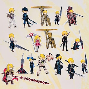 Könnte beinhalten: Eine Sammlung von Aufklebern mit Anime-Charakteren. Die Aufkleber zeigen verschiedene Charaktere mit blonden Haaren, die detaillierte Outfits tragen und Waffen oder Werkzeuge halten. Die Farbpalette umfasst Schwarz-, Rot-, Gold- und Blautöne.