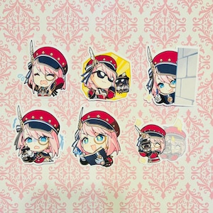Könnte beinhalten: Eine Sammlung von Aufklebern im Anime-Stil, die einen Charakter mit rosa Haaren, Brille und rotem Hut zeigen. Die Aufkleber zeigen den Charakter in verschiedenen Posen, einige halten Gegenstände, vor einem rosa gemusterten Hintergrund.
