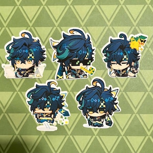 Pode incluir: Um conjunto de cinco autocolantes com uma personagem de desenho animado com cabelo azul escuro e detalhes amarelos. A personagem é retratada em várias poses, algumas com efeitos pixelizados e acessórios. Fundo verde com um padrão geométrico.