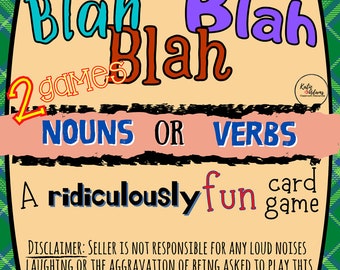 Könnte beinhalten: Ein farbenfrohes Kartenspiel mit dem Titel "Blah Blah Blah 2 Spiele NOMMEN ODER VERBEN Ein unglaublich lustiges Kartenspiel". Der Hintergrund ist ein grünes und schwarzes Karomuster. Der Text "HAFTUNGSAUSSCHLUSS: DER VERKÄUFER ÜBERNIMMT KEINE HAFTUNG FÜR LAUTE GERÄUSCHE, GELÄCHTER ODER DIE REIZUNG, GEBETEN ZU WERDEN, DIESES SPIEL WIEDERHOLT ZU SPIELEN." befindet sich am unteren Rand der Karte.