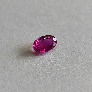 Natuurlijke roze niet verwarmde Robijn (1,03 karaat) ovaal gevormd