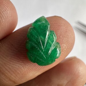 Natural Zambian Emerald Carving 12.5x8.5x3.5MM Leaf Cut 2.45 Carats AAA Quality Vivid Green Certified Engraved Carving for Jewelry Making