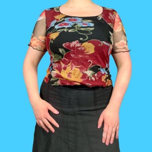 Top floral de manga corta de malla roja Y2K