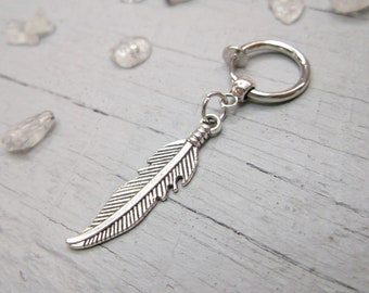 Ein Clip-On Ohrring, Feder Ohrring, Feder baumeln, Männer Ohrring, Silberne Feder, Symbol Feder baumeln Geschenk für ihn Crow Feder Männer Geschenk