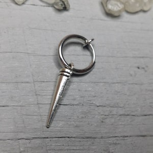 Spike zilveren clip op , Spike bungelen, acryl spike clip op,Punk oorbel, Goth oorbel, een spike clip op, korte kegel, Goth kegel bungelen, voor hem