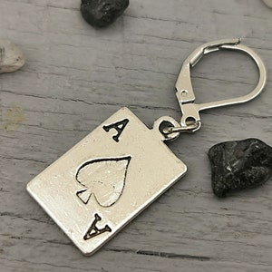 Boucle d'oreille de cartes de jeu, cartes pendantes, boucle d'oreille de cartes argentées, boucle d'oreille d'une carte, un pendant masculin, boucles d'oreilles rétro, cadeau de joueur de poker, boucle d'oreille de pont