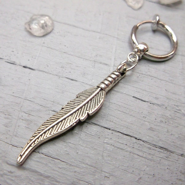 Une boucle d’oreille à clipser en argent, Boucle d’oreille en plume, Plume pendante, Boucle d’oreille homme, Plume d’argent, Symbole plume pendent Cadeau pour lui Plume de corbeau