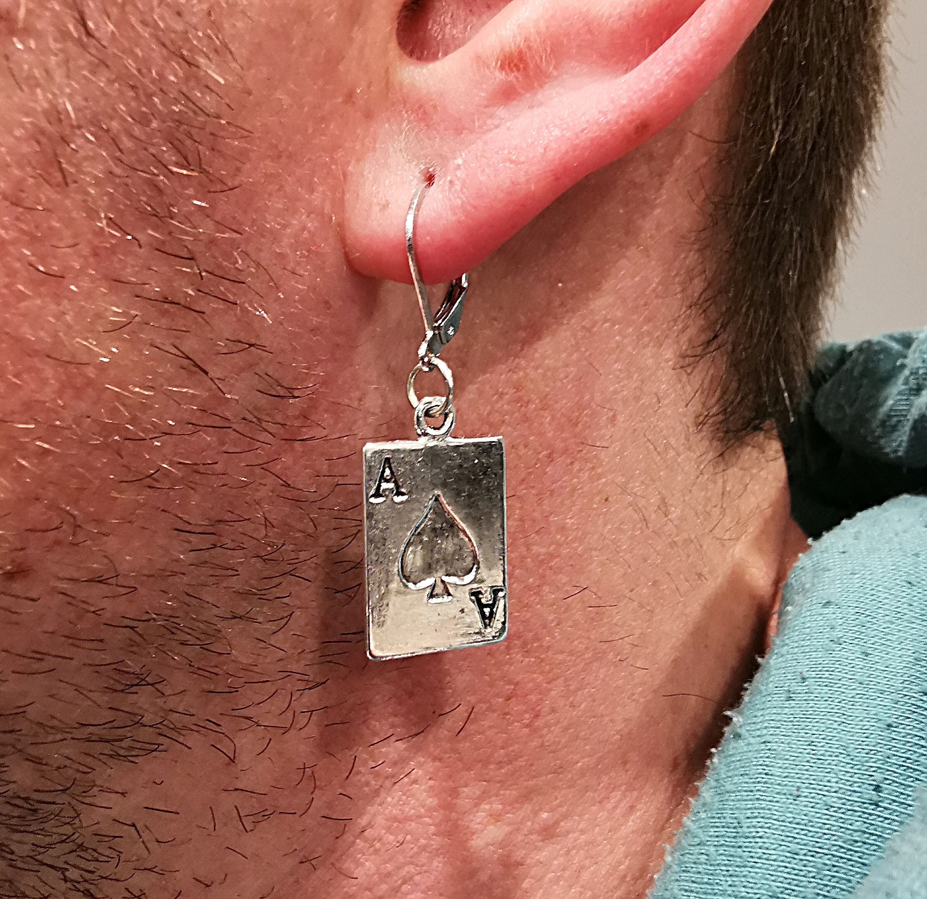 Boucle D'oreille Dépareillée As De Pique Et Horloge – Neuf Avec étiquettes