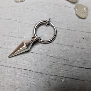 Clip-on spike, Een spike clip-on, Zilver acryl kegel, Punk clip-on, gotische thema, korte kegel clip op, zilveren kegel Goth kegel bungelen voor hem