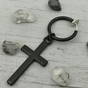Clip a croce, Clip a croce nera, Orecchino corto a croce, Orecchino protettivo, Pendente a croce unisex, Clip a orecchino nero, Orecchino religioso
