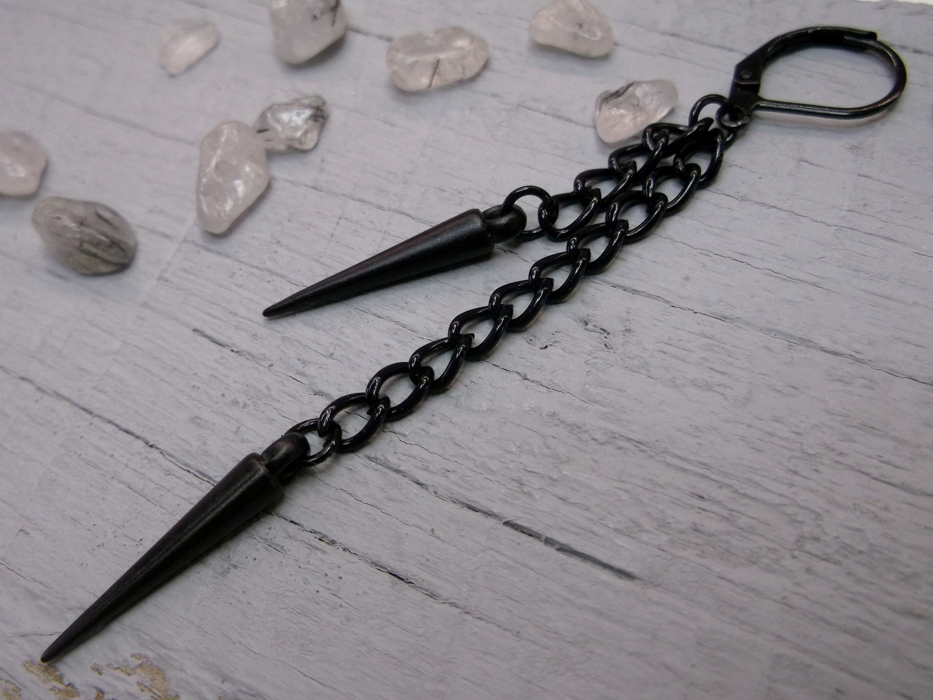 Schwarzer Spike Ohrring, One Spike Ohrhänger, schwarze matte Spitze, Punk Ohrring, One goth baumeln, schwarze Spike baumeln, Steampunk Ohrring, Gothic Ohrring