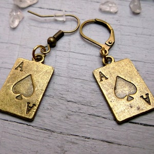 Le carte da gioco penzolano, orecchini di carte, penzolano di carte di ottone, orecchino di carte, un penzolone maschile, orecchini retrò, regalo giocatore di poker, orecchino da ponte