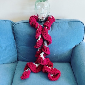 Scarf Pattern Download // PATTERN: Spiral Scarf // Small Loop Yarn Project // Loop Yarn Pattern // Finger Knit // Chunky Knit / Ruffle Scarf