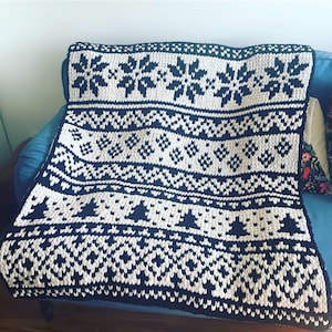 Peut inclure: Jeté de canapé en tricot noir et blanc avec un motif géométrique de flocons de neige.