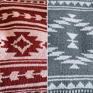 Könnte beinhalten: Zwei gestrickte Kissen mit einem geometrischen Muster in Rot, Weiß und Grau. Die Kissen sind aus einem dicken Garn gefertigt und haben eine strukturierte Oberfläche.