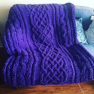 MÖNSTER: Keltisk kabelknuten flätfilt - Loop Yarn Finger Stickning (PDF-nedladdning)