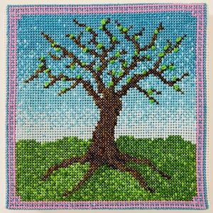 Puede incluir: Una obra de arte de punto de cruz que representa un árbol con tronco y ramas marrones, adornado con hojas verdes. El árbol se alza sobre un cielo azul claro y hierba verde, enmarcado por un borde rosa y azul. La pieza es cuadrada.