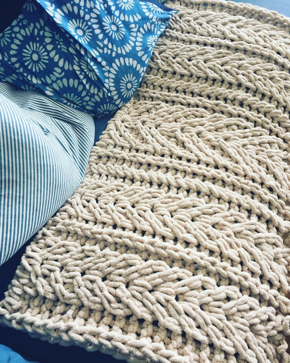 Finger Knit a Chunky Yarn Blanket 
