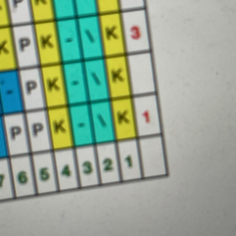 Pode incluir: Uma grade amarela e verde com os n&uacute;meros de 1 a 6 na parte inferior. A grade tem letras e s&iacute;mbolos em cada c&eacute;lula. Os n&uacute;meros 1, 2 e 3 s&atilde;o vis&iacute;veis na linha superior. O n&uacute;mero 1 &eacute; vermelho.