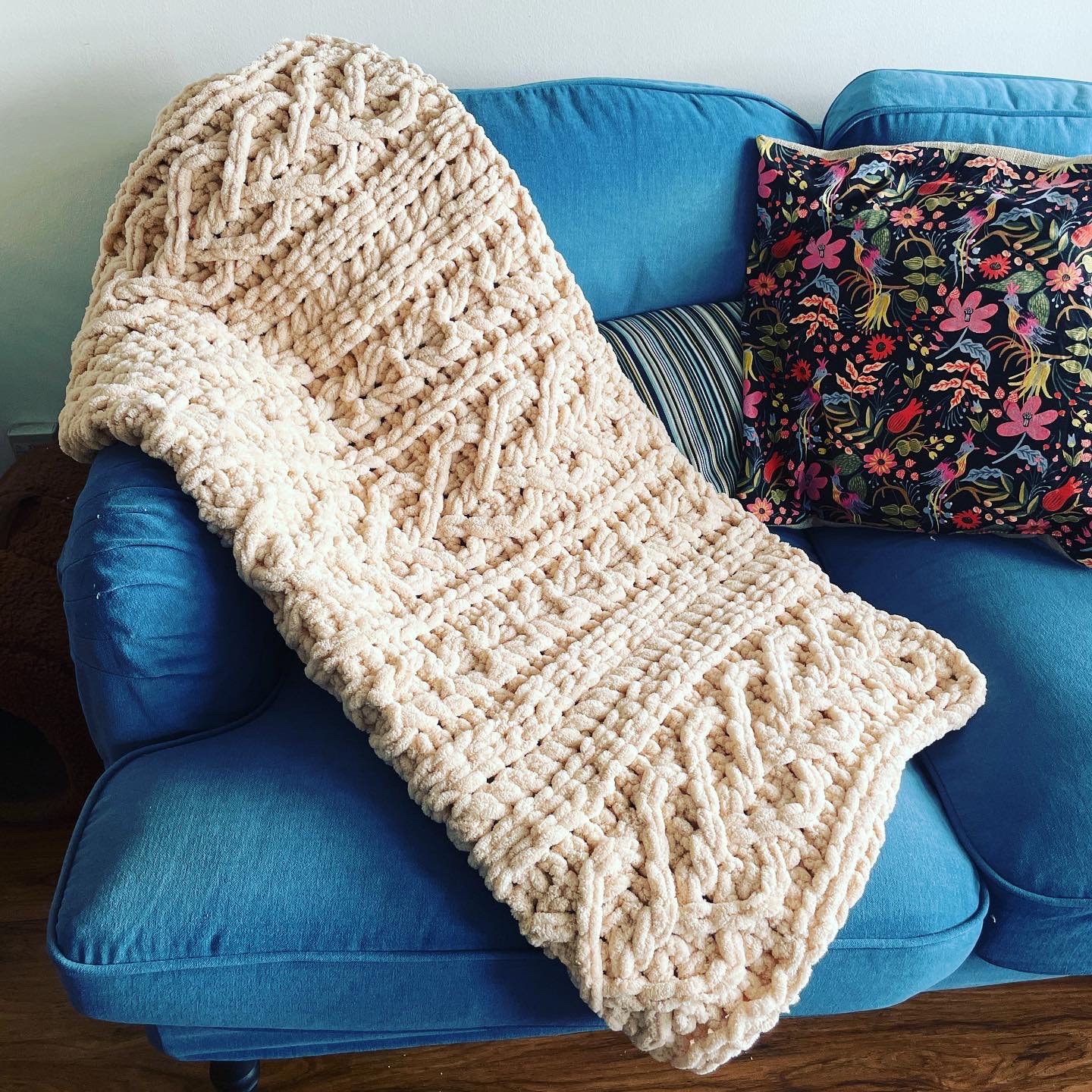 Hue + Me: Rockwell Blanket FREE Knitting Pattern — Two of Wands  Free  chunky knitting patterns, Chunky knitting patterns, Chunky knit blanket  pattern