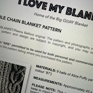 Pode incluir: Um padr&atilde;o de croch&ecirc; imprim&iacute;vel em preto e branco para um cobertor chamado "The Big Gray Blanket". O padr&atilde;o &eacute; de Reena Belford e inclui instru&ccedil;&otilde;es para um cobertor de corrente dupla. O padr&atilde;o &eacute; para uso pessoal e comercial.