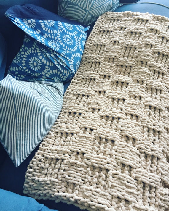 COZY LOOP YARN BLANKET, EASY FINGER KNITTING